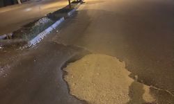 Yolun ortasındaki çukur kazaya davetiye çıkarıyor