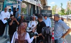 Kahta'da sıra bekleyen vatandaşlara anlamlı ikram