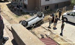 Adıyaman'da Otomobil TOKİ Sitesinin Bahçesine Düştü