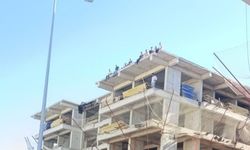 Besni'de Ücretlerini Alamayan İşçiler Çatıya Çıktı