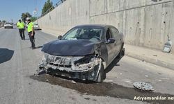 Lastiği Patlayan Otomobil Bariyerlere Çarptı
