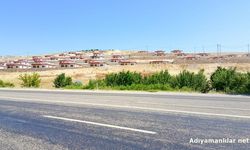 Şambayat'ta Depremzedeler Bir Yıldır Evlerine Giremiyor