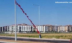 Yerdeki Türk Bayrağını Yerden Alıp Direğe Astı