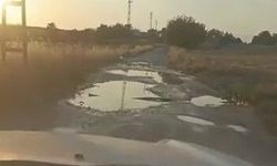 Köy yolundaki çökme ve çukurlar sürücülere zor anlar yaşatıyor