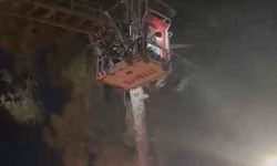 Adıyaman'da mahsur kalan kediyi itfaiye ekipleri kurtardı
