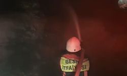 Besni'de iki katlı ev alev alev yandı