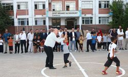 Kahta'da okul bahçesi mini futbol sahasına dönüştürüldü