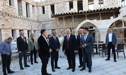 Adıyaman Valisi Küçük Tarihi Tuz Hanı'ndaki restorasyon çalışmalarını inceledi