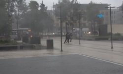 Adıyaman'da akşam saatlerinde cadde ve sokaklar göle döndü