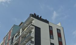Adıyaman'da işçiler binanın çatısında eylem yaptı