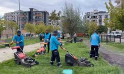 Adıyaman'da parklarda sonbahar bakımı sürüyor