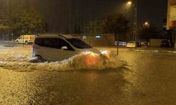 Adıyaman’da Yollar Göle Döndü, Araçlar Mahsur Kaldı