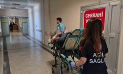 Otobüste elinde tuttuğu bıçak kalçasına saplandı
