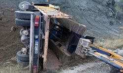 Adıyaman'da iş makinesi yüklü kamyon devrildi: 2 yaralı