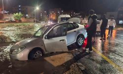 Kahta'da cadde göle döndü, otomobil mahsur kaldı