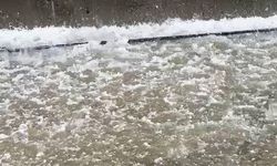 Kahta'da şiddetli dolu yağışı karayolunu beyaza bürüdü