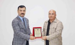 Kaymakam Soysal'dan İHA muhabirine plaket