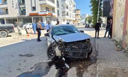 Adıyaman'da otomobil ile kamyonet çarpıştı: 1'i ağır 2 yaralı