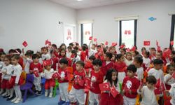 Çocuk Kampüsü'nde Cumhuriyet coşkusu: Minikler bayraklarla sahne aldı