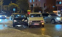 Kahta-Diyarbakır yolu üzerinde iki otomobil kavşakta çarpıştı