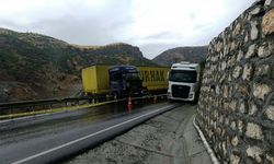 Malatya-Adıyaman yolunda kontrolden çıkan tır bariyerlerde askıda kaldı