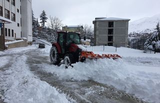 Çelikhan’da karın kapattığı yolları belediye ekipleri açıyor
