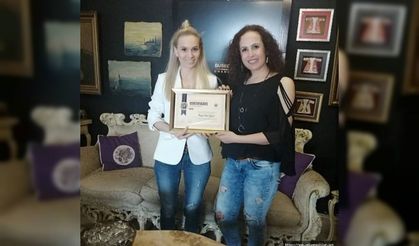 Gazeteci-Yazar Nazan Taştan Yapıcı’ya sektörünün en iyisi ve bilirkişisi sertifikası ödülü