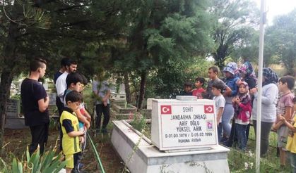 Kaymakam Okatan, öğrencilerle şehit askerin mezarını ziyaret etti
