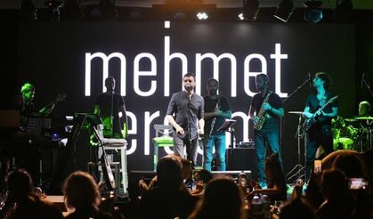 Mehmet Erdem şarkılarını tatilcilerle beraber seslendirdi