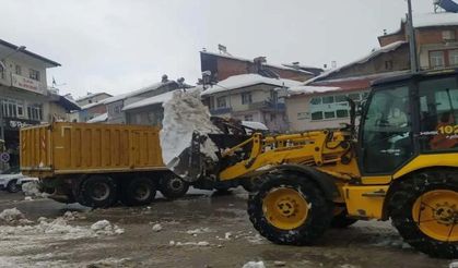 Çelikhan'da kar temizleme çalışmaları devam ediyor