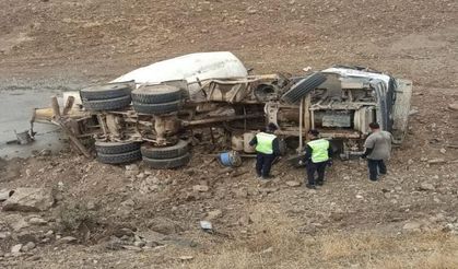 Gerger'de  beton mikser şarampole devrildi 1 ölü