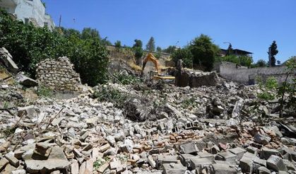 Kahramanmaraş Kalesi'nin etrafındaki metruk binalar yıkılıyor