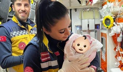 Hastaneyi bekleyemedi, ambulansta doğum yaptı