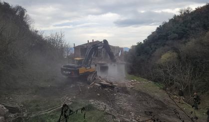 Polat, Kaçak yapılara geçit vermiyor