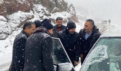 Protokol kar nedeniyle yolda mahsur kalan araçları itti