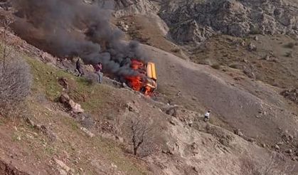Şarampole devrilerek alev alan kamyonetteki 2 kişi yaralandı