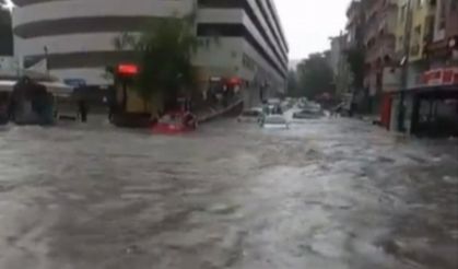 Ankara'yı sel aldı! Araçlar suya gömüldü!