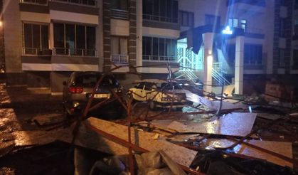 Fırtına nedeniyle düşen çatı 4 araca zarar verdi