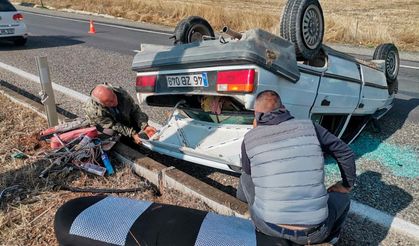 Lastiği patlayarak ters dönen otomobilin sürücüsü yaralandı