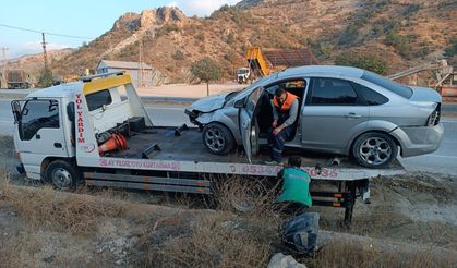 Menfeze çarpan otomobil sürücüsü yaralandı