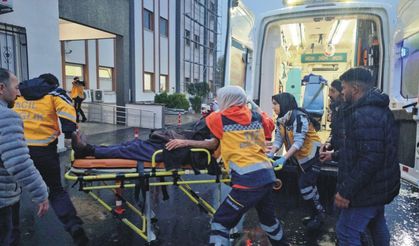 Otomobil park halindeki tıra çarptı: 2 yaralı