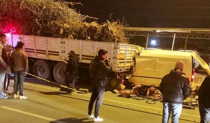 Hurda yüklü TIR'a aracıyla arkadan çarpan sürücü hayıtını kaybetti