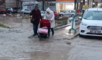 Mardin'de  sağanak yağış hayatı felç etti