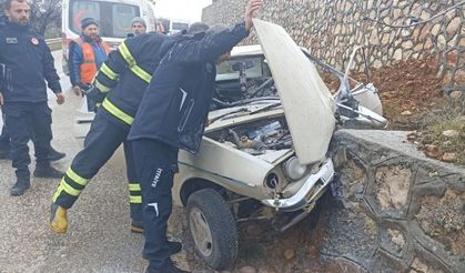 Duvara çarpan araç kullanılamaz hale geldi: Sürücünün durumu iyi