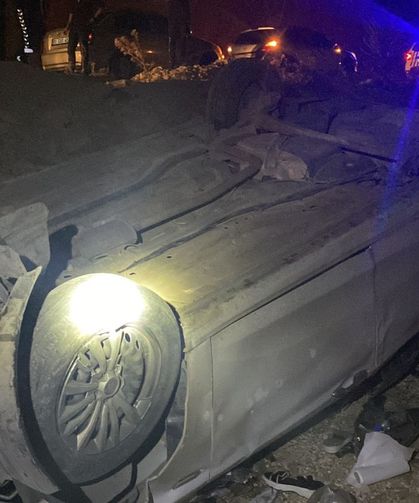 Devrilen otomobildeki 4 kişi yaralandı  - Videolu Haber
