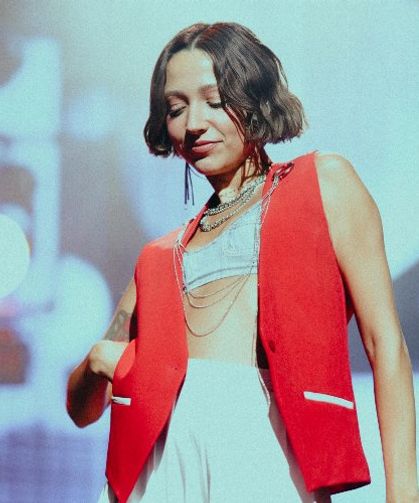 Zeynep Bastık'ın yeni şarkısı üç platformda bir numara