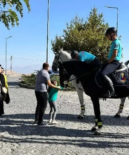 Elazığ'da Atlı Jandarma Timi'ne yoğun ilgi