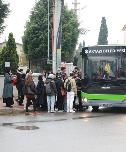 Akyazı’da üniversite öğrencilerine ücretsiz ulaşım hizmeti başladı