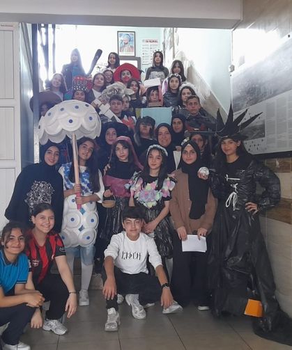 Atık malzemelerle hazırlanan kıyafetlerle sunulan defile büyük ilgi gördü
