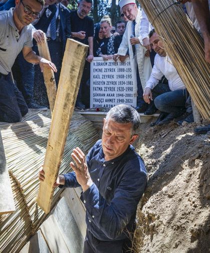 Manisa Büyükşehir Belediye Başkanı Ferdi Zeyrek gözyaşlarıyla uğurlandı
